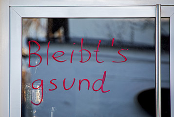 a shopkeeper wishes everyone, in Bavarian dialect,  bleibts gsund, in English stay healthy