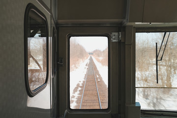 Intercity railway lines in Hokkaido is heavily snowed, but the train is still in normal service.