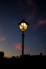 Fototapeta na wymiar Lampione al tramonto