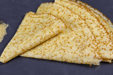 crêpes bretonnes sur une table