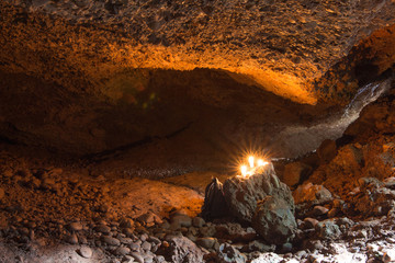 Höhle mit Kerzenlicht