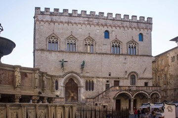Fontana Maggiore in Perugia city, facing Palazzo dei Priori historic building