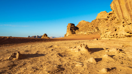 Wüstenlandschaft im Abendlicht in Wüste Wadi Rum (Jordanien)