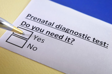 Obraz premium One person is answering question about prenatal diagnostic test.