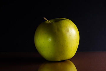 Apfel grün saftig trifft auf schwarzen Hintergrund 