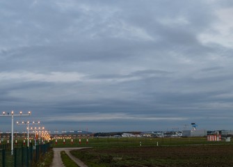 Obraz premium Albrecht-Dürer-Flughafen Nürnberg Nachts