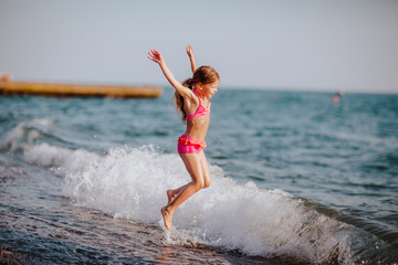 Fototapeta premium girl jumping on the waves