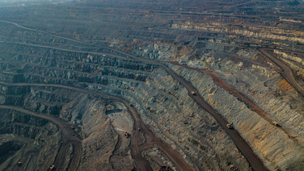 An open-cast mine quarry using an open-pit mining of ore type according to a height study