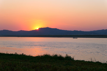 Obraz premium Boat on the river during sunset.