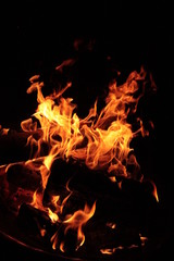 Fototapeta na wymiar Flammen in einer Feuerschale