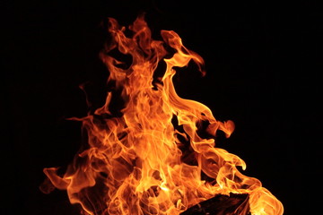 Flammen in einer Feuerschale