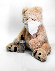 Taddybär mit Maske und Desinfektionsmittel