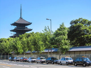 京都・東寺の五重塔と通りに並ぶタクシーの列