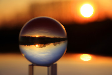 Fototapeta Zachód słońca w szklanej kuli.	
 obraz