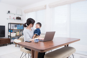 Obraz na płótnie Canvas 2歳の男の子とパソコンをする母