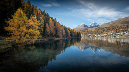 Fototapeta na wymiar Herbststimmung am St. Moritzer See im Engadin