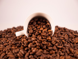 Espresso Tasse liegend in Kaffeebohnen