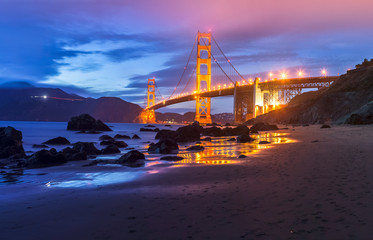 Golden Gate Bridge bei Nacht in San Francisco - USA
