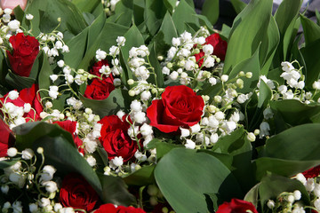 Bouquet de fleurs composé de muguet et de rose