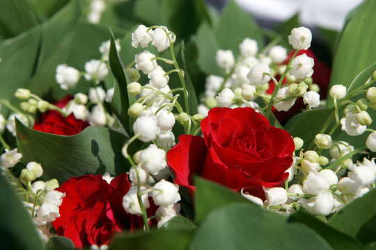 Bouquet de fleurs composé de muguet et de rose