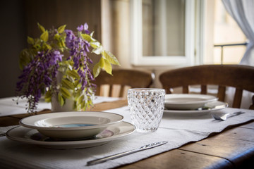 tavola apparecchiata a festa con pianta di glicine