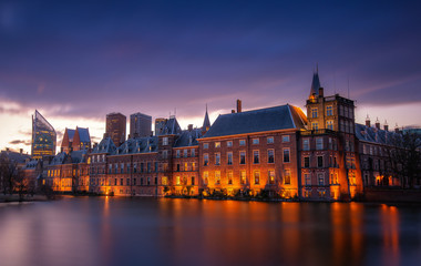 Fototapeta na wymiar Sunrise shot of The Hague's Binnenhof with the Hofvijver.