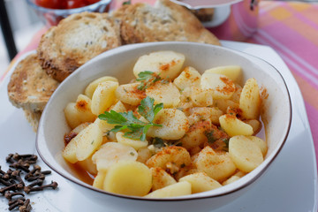 Salade de pommes de terre au safran