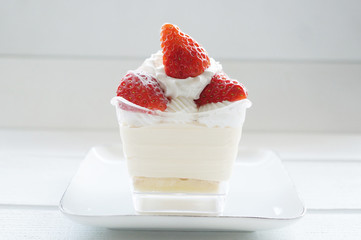 いちごのムースケーキ