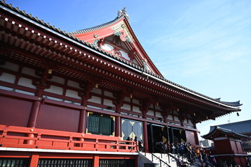 ２０２０年の東京の風景　浅草寺の初詣の参拝客で混雑する風景