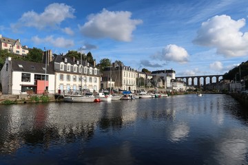 Port de Morlaix dans le Finistère, en Bretagne, avec vue sur le viaduc au loin (France)