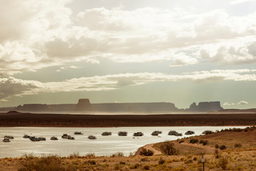 Lake Powell mit Blick auf Navajo Mountains im Grenzgebiet von Utah und Arizona