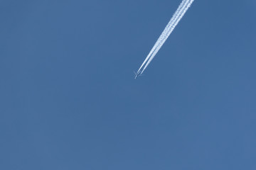 Trace d'avion dans le ciel bleu - France