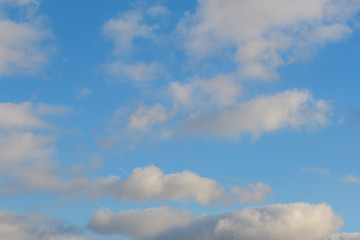 Obraz premium Blue sky with rare pre-storm clouds.