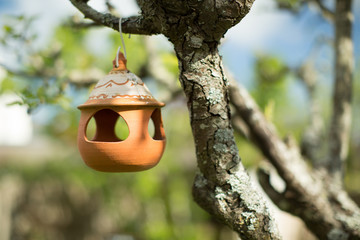 Maison &agrave; oiseau suspendue dans un arbre