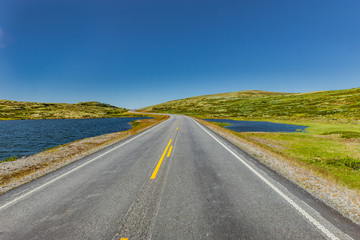 Landstra&szlig;e durch Skandinavische Landschaft im sommer