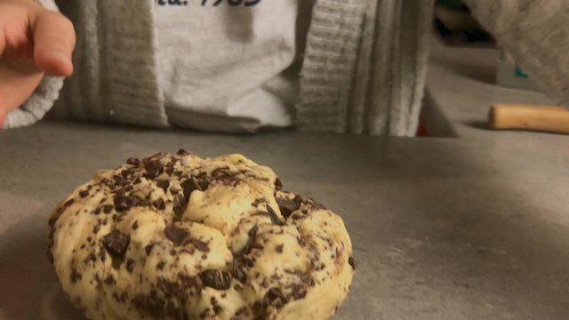 Sortie de p&acirc;te &agrave; brioche du saladier et d&eacute;but d&eacute;coupage de portions  (gros plan) 