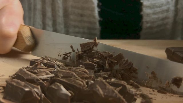 Coupage de tablette de chocolat ( plan frontal) 