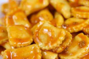assiette de raviolis à la sauce tomate sur une table en bois