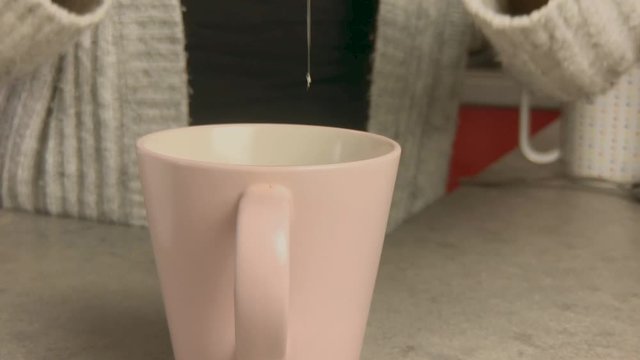 cassage d'oeuf dans une tasse 