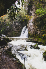 Cascade de la Venoge à l’automne (Canton de Vaud, Suisse)