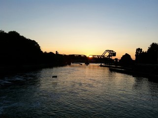 Obraz premium Hydraulic dam lock river bridge construction sunset