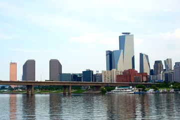 Obraz premium View to Yeoeuido buildings from the Hang river