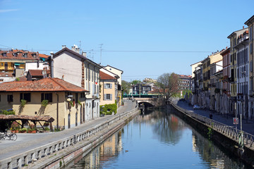 Fototapeta premium Włochy, Mediolan - Navigli Canals (Alzania Naviglio Pavese) Centrum miasta puste podczas kwarantanny w czasie epidemii koronawirusa n-cov19 dom