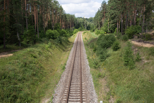 Tor kolejowy, prosta droga, latem w Polsce.