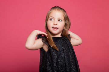 retrato niña feliz estudio fondo rosa