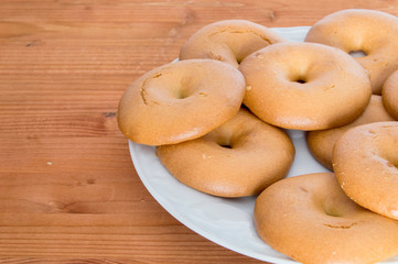 plate with bagel isolated on wooden table