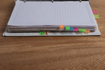 cuaderno con separadores de colores y texto 