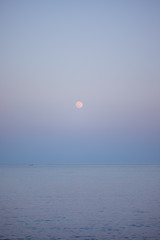 Lever de pleine lune sur la mer