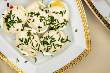 Jajka z majonezem i szczypiorkiem na białym talerzu © Fotoforce