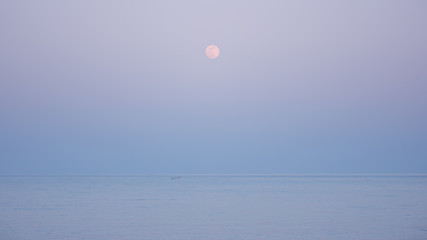 Lever de pleine lune à l'horizon